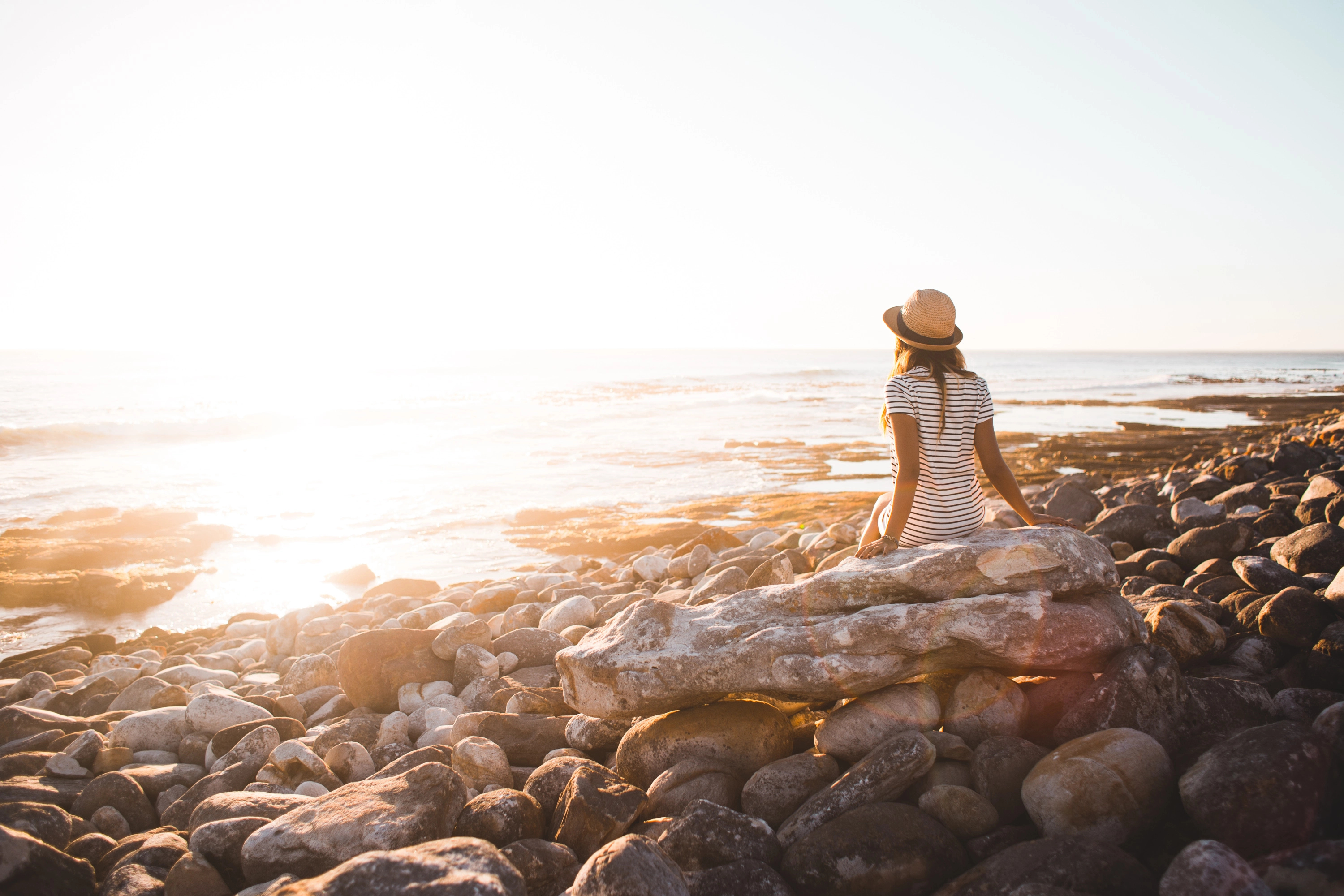 Mujer meditando serenamente